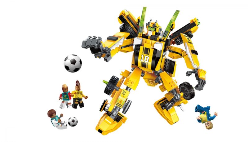 Mô hình robot bóng đá QMAN 3005 màu vàng đen đang trong tư thế sút bóng, đi kèm 4 minifigures cầu thủ. Bộ lắp ráp cho bé trai 6 tuổi giá rẻ.