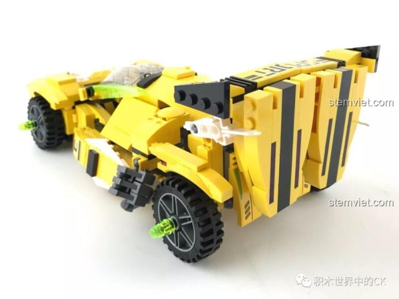 So sánh kích thước của robot bóng đá QMAN 3005 với mô hình robot Hulkbuster, cho thấy kích thước ấn tượng của sản phẩm.