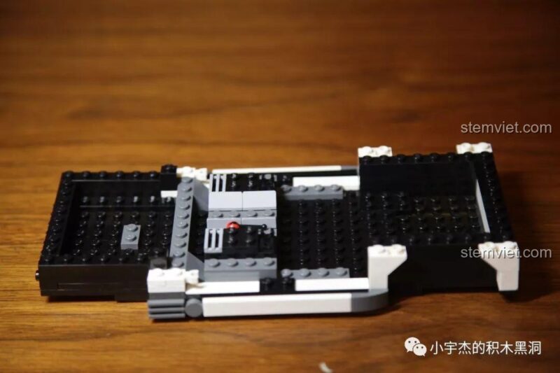 Phần đuôi xe và thùng sau rộng rãi của bộ xếp hình Xe Bọc thép Humvee 3205.