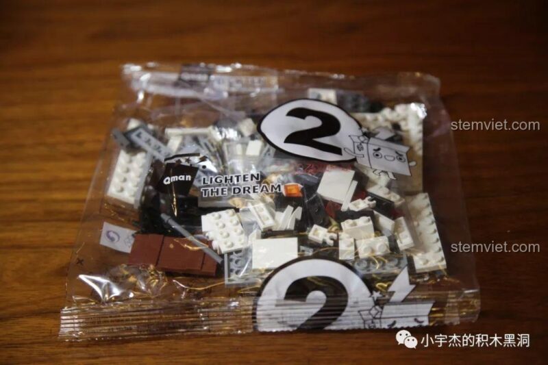 Cận cảnh 4 minifigures và các phụ kiện đi kèm trong bộ đồ chơi lắp ghép Qman 3205.