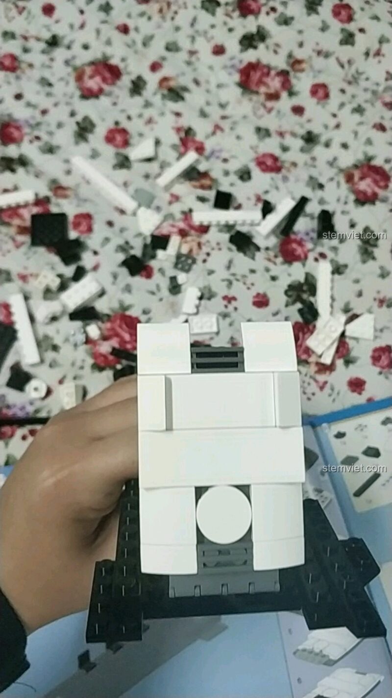Mảnh ghép của bộ lắp ráp Qman 3208 Chiến Dịch Thiên Mạc được cầm trên tay, thể hiện chất liệu và độ khít