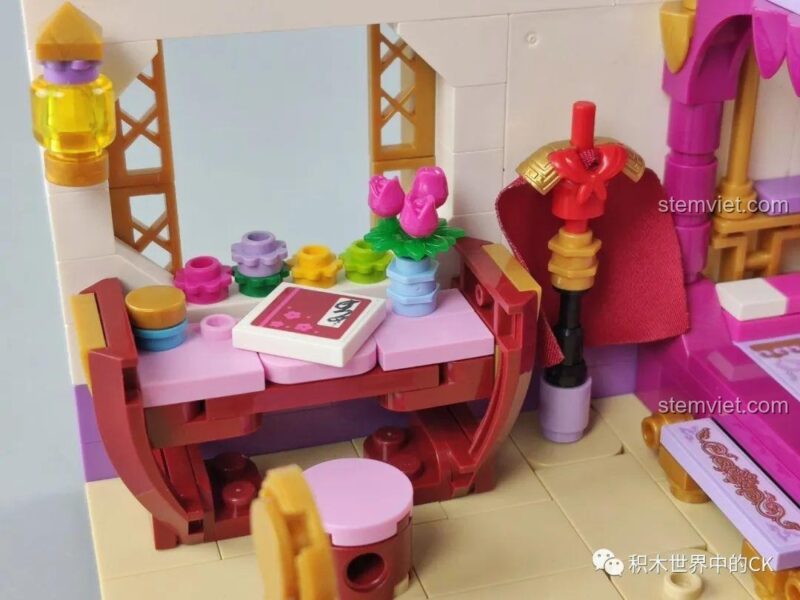 Cận cảnh bàn trang điểm của bộ đồ chơi lắp ráp ENLIGHTEN 33013, với bình hoa hồng và các lọ mỹ phẩm nhỏ.