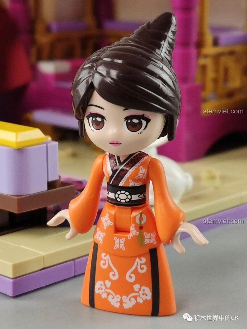 Cận cảnh minifigure Hoa Mộc Lan từ bộ QMAN 33013 Phòng ngủ Hoa Mộc Lan, với trang phục màu cam và họa tiết tinh xảo.