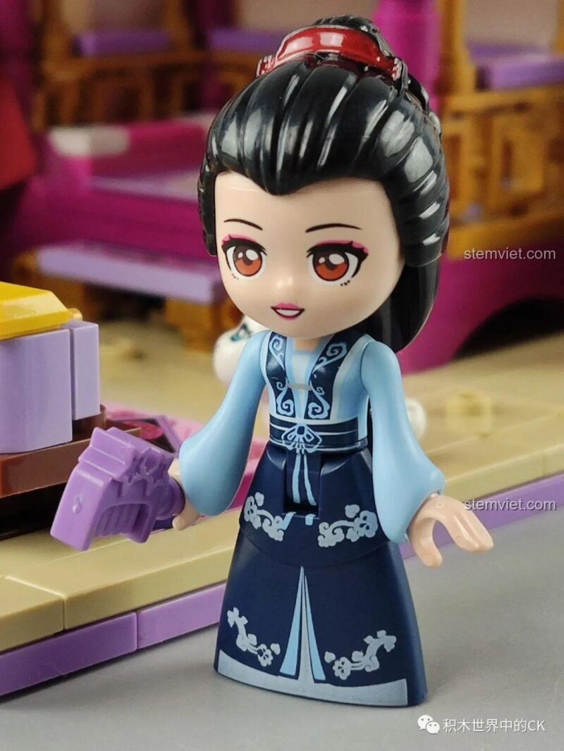 Cận cảnh minifigure Mộc Lan Tỷ Tỷ từ bộ ENLIGHTEN 13 bộ lắp ghép, với trang phục màu xanh dương và phụ kiện lược.