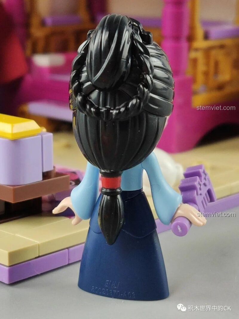 Mặt sau minifigure Mộc Lan Tỷ Tỷ của bộ Mô hình phòng ngủ cổ trang Keeppley, hiển thị chi tiết tóc tết và trang phục.