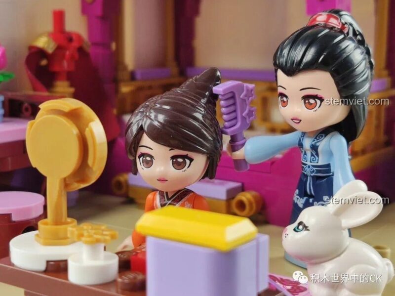 Cận cảnh minifigure và phụ kiện trên bàn trà của bộ Phòng ngủ nàng Mộc Lan Keeppley, với chi tiết gương và thỏ trắng.