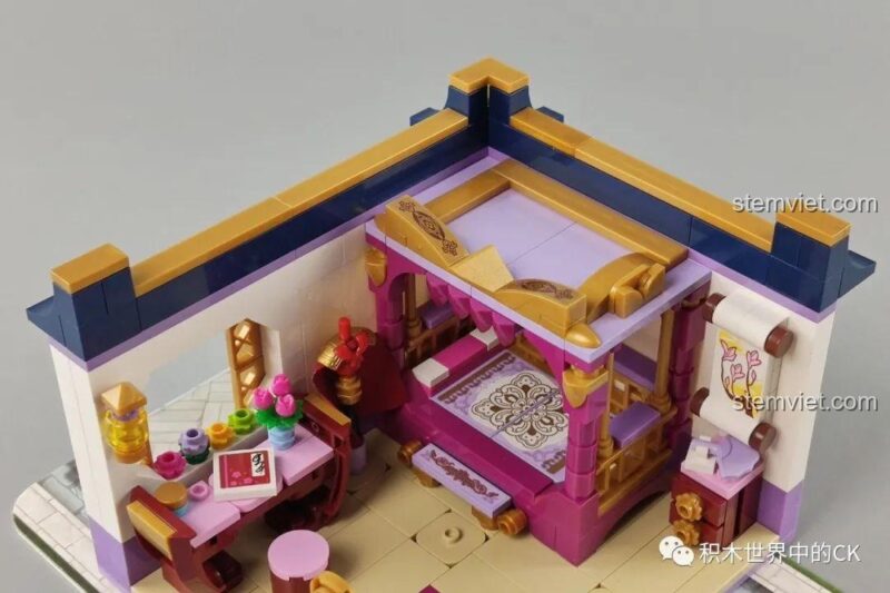 Toàn cảnh mô hình Cảnh phòng ngủ truyền thống QMAN đã hoàn thiện, với các minifigure và phụ kiện được sắp xếp.
