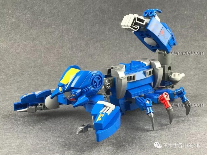Mô hình Robot Bọ Cạp Điện Quang QMAN 3603 sau khi hoàn thành, góc nhìn từ bên cạnh.
