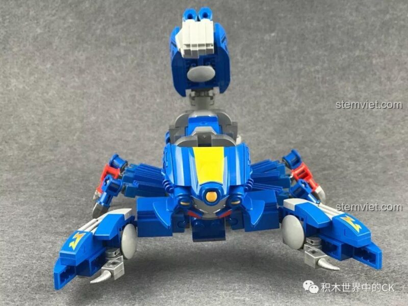 Mô hình Robot Bọ Cạp QMAN 3603 nhìn từ phía trước, sẵn sàng chiến đấu.