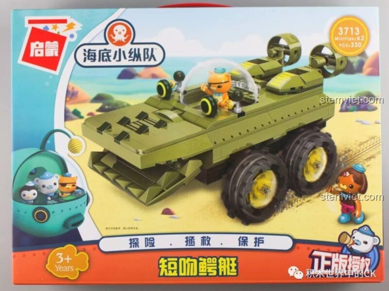 Mặt sau hộp đồ chơi mô hình QMAN 3713 thể hiện các tính năng độc đáo như hàm cá sấu đóng mở và các nhân vật trong series.