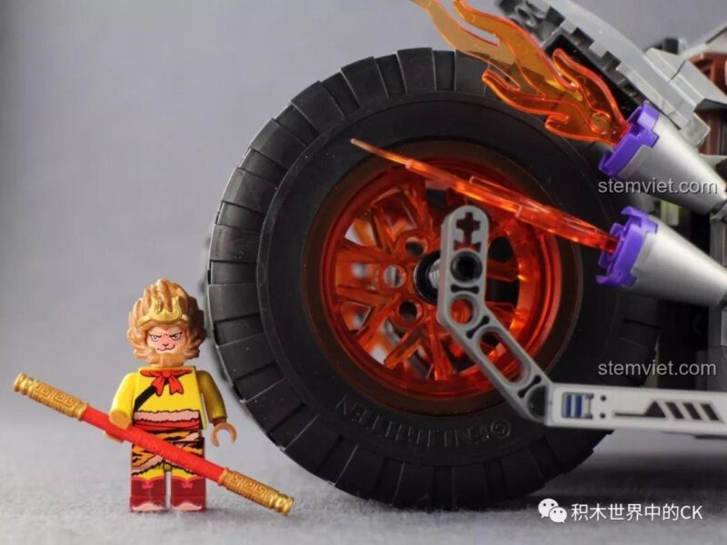Bộ xây dựng 3805 Tây Du Ký, minifigure Tôn Ngộ Không đứng cạnh bánh xe để so sánh kích thước, thể hiện độ lớn của mô hình, phù hợp bé trai 6 tuổi, chất lượng đảm bảo