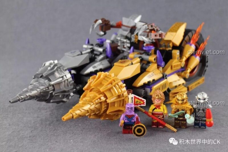 Bộ lắp ghép Tây Du Ký Trí Đấu Kim Ngân Giác Đại Vương, minifigure Tôn Ngộ Không đứng cạnh bánh xe từ góc khác, minh họa tỉ lệ, phù hợp bé trai 6 tuổi, tiết kiệm