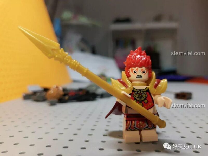 Minifigure Ngưu Ma Vương từ bộ đồ chơi QMAN 3807 Tây Du Ký Đại Chiến Hồng Hài Nhi, thể hiện chi tiết giáp và vũ khí, tăng tính chân thực cho cảnh chơi.