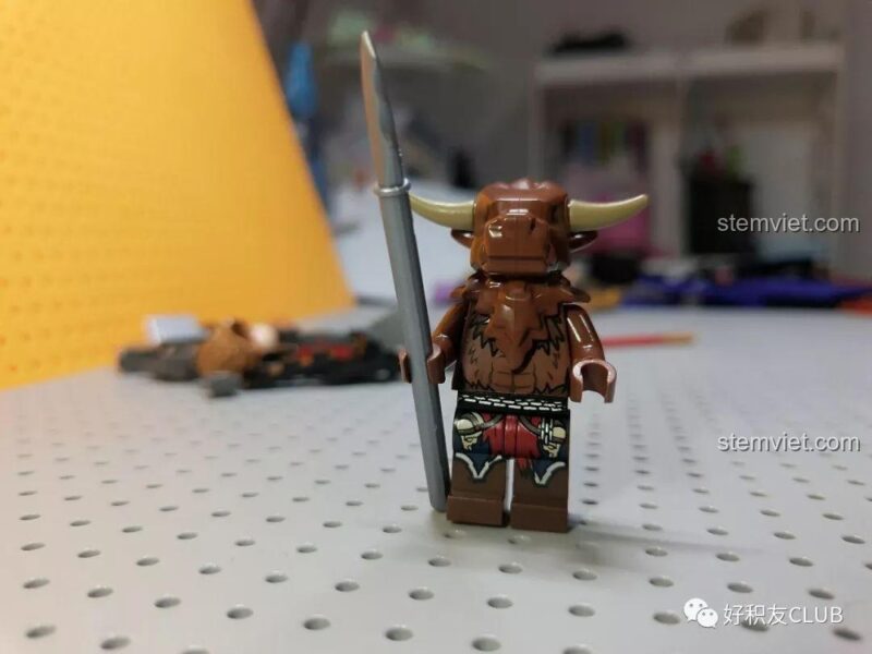 Minifigure Hồng Hài Nhi với vũ khí thương vàng trong bộ đồ chơi QMAN 3807 Tây Du Ký Đại Chiến Hồng Hài Nhi, chi tiết sống động, phù hợp bé trai 6 tuổi.