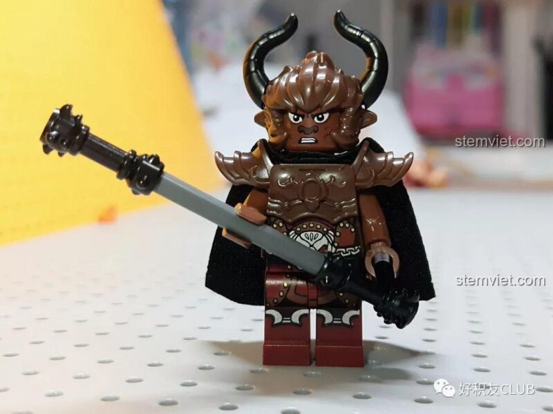 Minifigure Ngưu Ma Vương với áo choàng và vũ khí trong bộ đồ chơi QMAN 3807 Tây Du Ký Đại Chiến Hồng Hài Nhi, chi tiết sắc nét, phù hợp bé trai 6 tuổi.