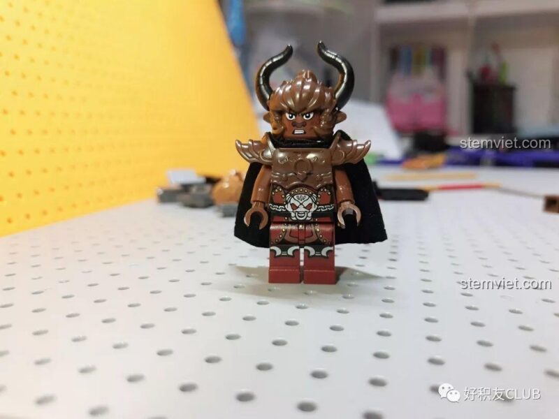 Minifigure Thiết Phiến Công Chúa từ bộ đồ chơi QMAN 3807 Tây Du Ký Đại Chiến Hồng Hài Nhi, thể hiện chi tiết trang phục và vũ khí, tăng tính chân thực cho cảnh chơi.