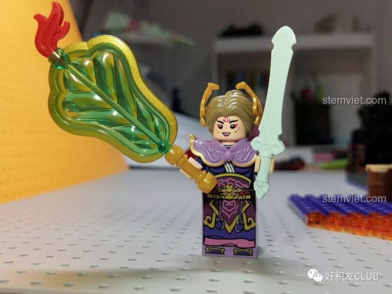 Minifigure Thiết Phiến Công Chúa với vũ khí quạt ba tiêu trong bộ đồ chơi QMAN 3807 Tây Du Ký Đại Chiến Hồng Hài Nhi, chi tiết tinh xảo, phù hợp bé trai 6 tuổi.