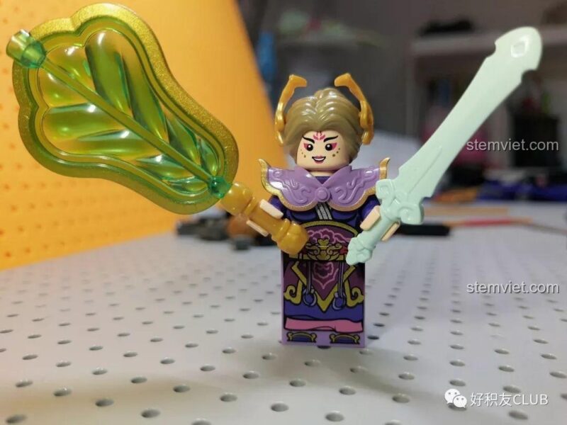 Áo choàng màu đỏ thứ hai của bộ đồ chơi QMAN 3807 Tây Du Ký Đại Chiến Hồng Hài Nhi, chi tiết chất lượng cao, tăng tính chân thực cho mô hình.