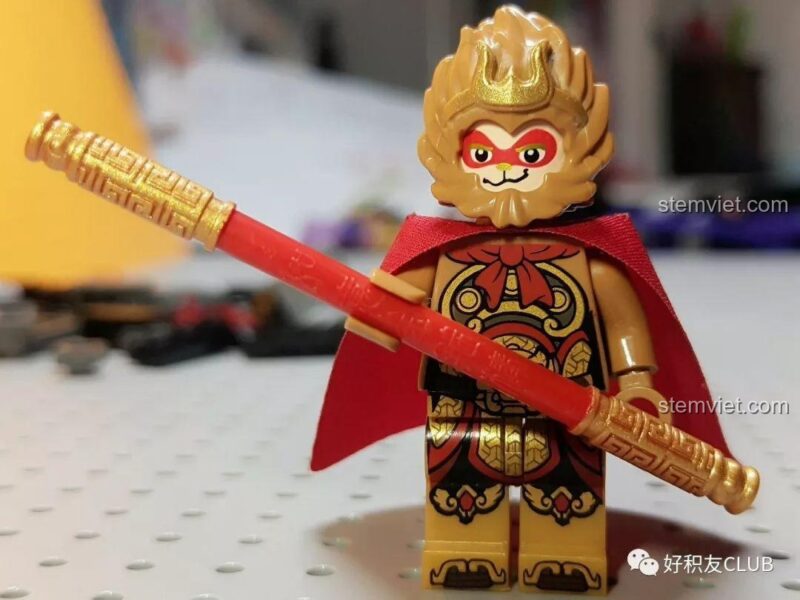Minifigure Tôn Ngộ Không với Kim Cô Bổng trong bộ đồ chơi QMAN 3807 Tây Du Ký Đại Chiến Hồng Hài Nhi, chi tiết sống động, phù hợp bé trai 6 tuổi.