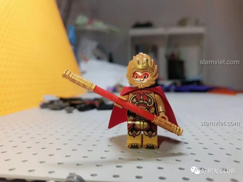 Minifigure lính Ngưu với vũ khí thương trong bộ đồ chơi QMAN 3807 Tây Du Ký Đại Chiến Hồng Hài Nhi, chi tiết sắc nét, tăng tính chân thực cho cảnh chơi.