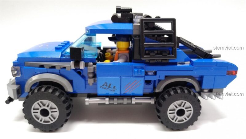 Đồ chơi lắp ráp Xe SUV Địa hình ENLIGHTEN 4803, bộ xếp hình Xe Bán tải Mạnh mẽ Keeppley. Mô hình xe bán tải màu xanh dương, nhìn từ bên hông, với các chi tiết đèn pha và lốp xe địa hình, thể hiện sự mạnh mẽ của bộ đồ chơi lắp ráp ENLIGHTEN.