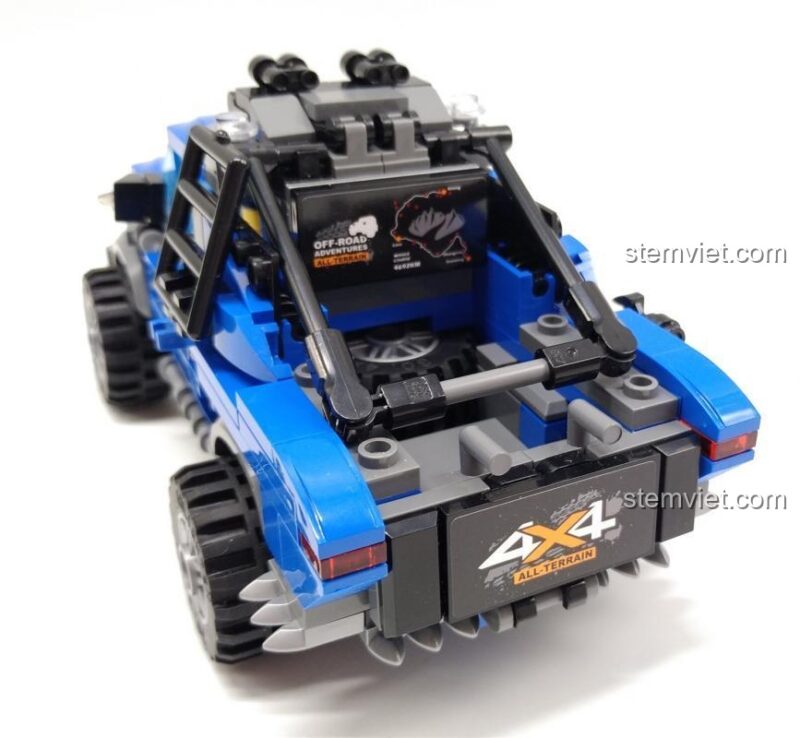 Xe SUV Địa hình 4803, Mô hình Khủng long Robot QMAN. Góc nhìn từ trên xuống của mô hình xe bán tải màu xanh dương, làm nổi bật phần thùng xe và các chi tiết trên nóc, cho thấy sự linh hoạt trong thiết kế của bộ đồ chơi mô hình QMAN.