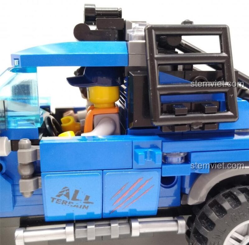 Đồ chơi lắp ráp Xe Off-road, bộ xếp hình Xe Bán tải Đa năng. Phần đuôi của mô hình xe bán tải màu xanh dương với cửa thùng xe mở xuống, thể hiện tính năng linh hoạt và khả năng vận chuyển của bộ đồ chơi mô hình QMAN 4803.