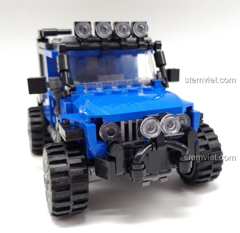 Xe Bán tải Đa năng Keeppley 4803, đồ chơi mô hình 4803. Mặt trước của mô hình xe SUV địa hình màu xanh dương, với lưới tản nhiệt và đèn pha, thể hiện vẻ ngoài mạnh mẽ và hầm hố của bộ đồ chơi xây dựng Keeppley.