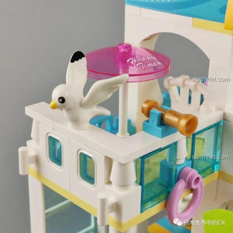 Chi tiết cây cọ và thác nước nhỏ bên cạnh mô hình Biệt Thự Bãi Biển QMAN 4804, tạo cảnh quan sinh động. Bộ đồ chơi mô hình độc đáo.