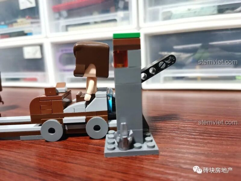 Minifigure Tù trưởng chuẩn bị kích hoạt cơ chế phóng xe trong bộ QMAN 4906.