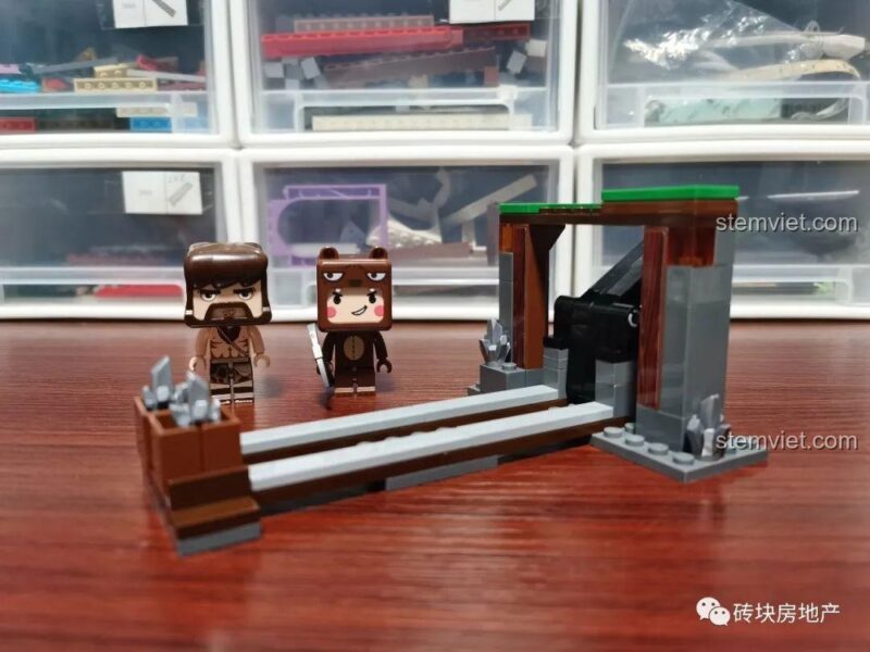 Góc nhìn khác của đường ray trong bộ đồ chơi Hầm mỏ Mini World 4906.