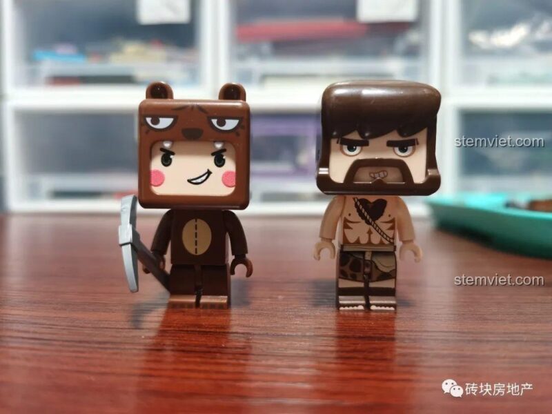 Hai minifigure Tù trưởng và Bé Gấu của bộ đồ chơi Cuộc phiêu lưu trong hầm mỏ.