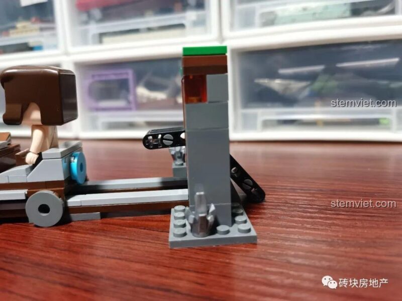 Cận cảnh cơ chế phóng của bộ đồ chơi xếp hình QMAN 4906.