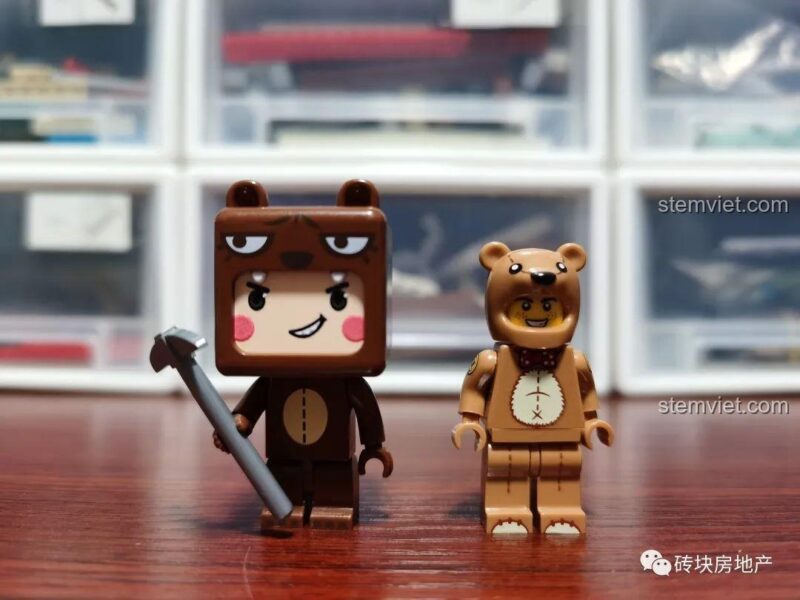 So sánh minifigure Bé Gấu từ bộ QMAN 4906 với một minifigure gấu khác.