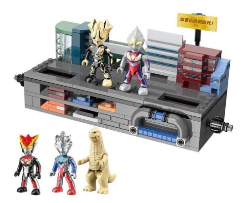 Bộ lắp ghép Qman 75035 Ultraman Tiga với cảnh chiến đấu, bao gồm các nhân vật Ultraman Tiga, Ultraman Rosso, Kiyeloid Alien, Ultraman Z, Red King