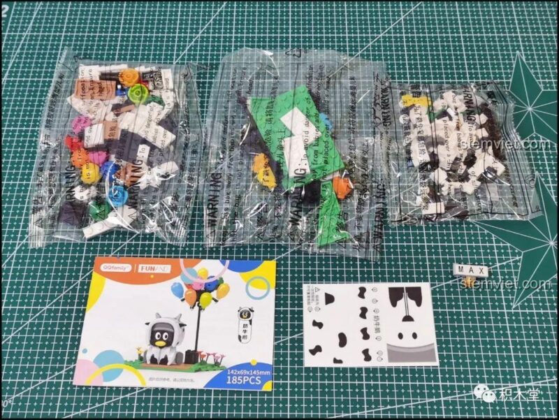 Bên trong một hộp blind box QQfamily LTPG201112 gồm các túi mảnh ghép, sách hướng dẫn và sticker.