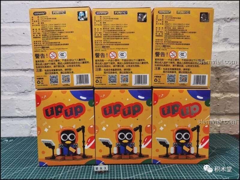 Các hộp blind box nhỏ của bộ đồ chơi Bộ sưu tập chim cánh cụt QQ, giống hệt nhau.