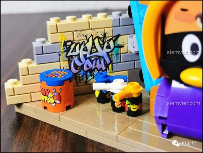 Cận cảnh chi tiết graffiti trên tường của bộ lắp ráp QQfamily.