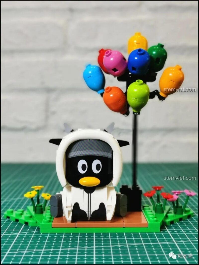 Mô hình Figure lắp ráp chim cánh cụt QQfamily Bò sữa hoàn thiện với chùm bóng bay.