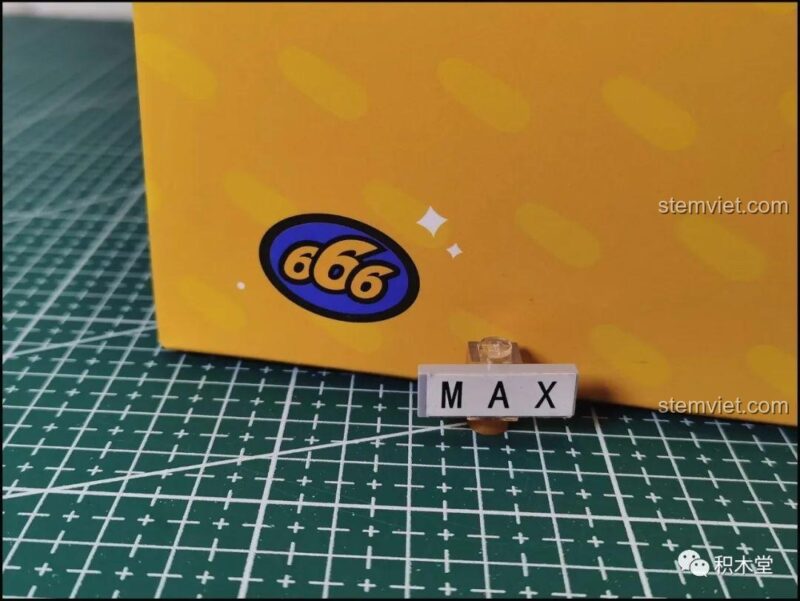 Cận cảnh sticker 666 trên hộp đồ chơi QQfamily LTPG201112, một biểu tượng của giới trẻ.