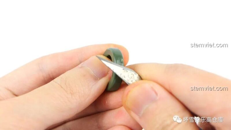 Ảnh review cắt gọt góc cao su của bánh xe đồ chơi lắp ráp Xe tăng KV-1 QUANGUAN 100070