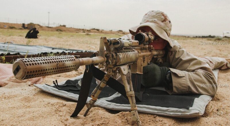 Ảnh review từ người dùng về bộ lắp ráp Súng M4A1 Carbine QZ01, chụp trên nền bê tông, làm nổi bật các phụ kiện đi kèm.