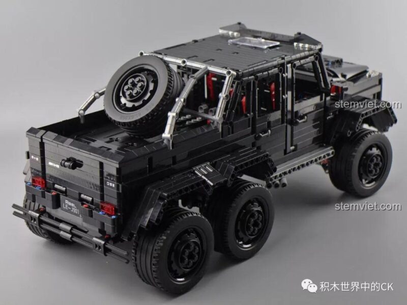 Góc nhìn ngang từ phía sau của bộ xếp hình Mô hình Mercedes G-Class 6x6.