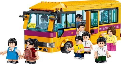 Mô hình hoàn thiện của bộ lắp ghép Xe buýt trường học Hồng Kông Royal Toys RT36 cùng 8 nhân vật học sinh và tài xế, phù hợp cho bé trai 5 tuổi.