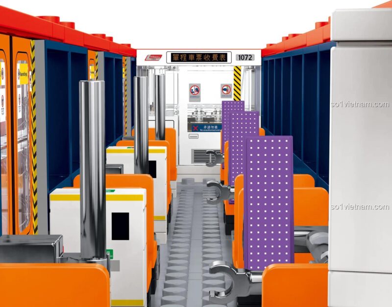 Nội thất bên trong toa tàu của bộ lắp ghép Tàu Điện Nhẹ MTR Giai Đoạn 2, với ghế ngồi và tay vịn.