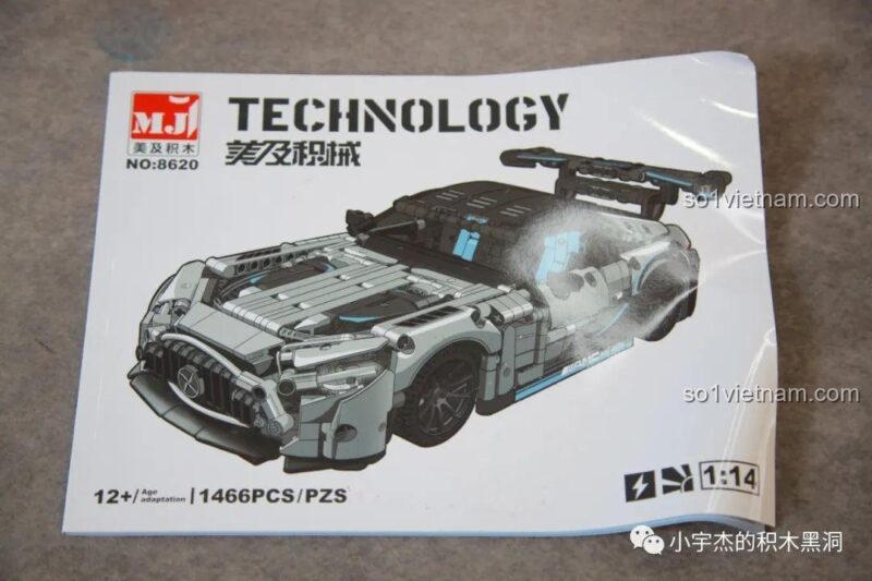 Mặt sau của hộp đồ chơi xây dựng 8618, giới thiệu các tính năng nổi bật như cửa mở, nắp capo mở và chi tiết động cơ.
