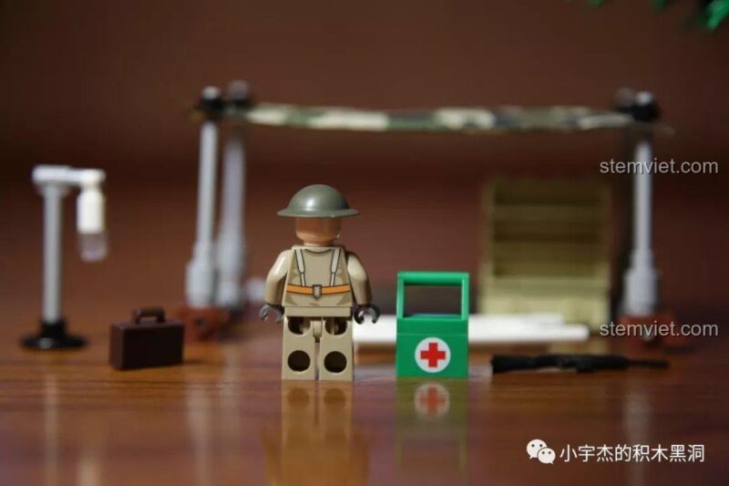 Mặt sau của minifigure lính Anh từ bộ SEMBO 101105, cho thấy chi tiết dây đeo và trang bị được in trên lưng.