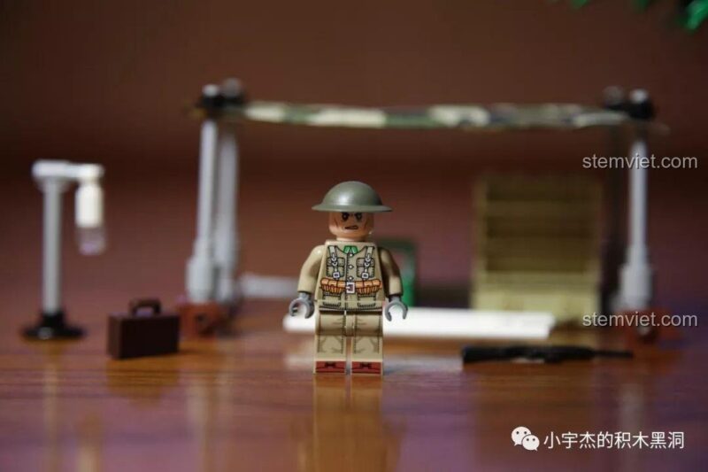 Mặt trước của minifigure lính Anh từ bộ SEMBO 101105, chi tiết in sắc nét trên thân và biểu cảm khuôn mặt.