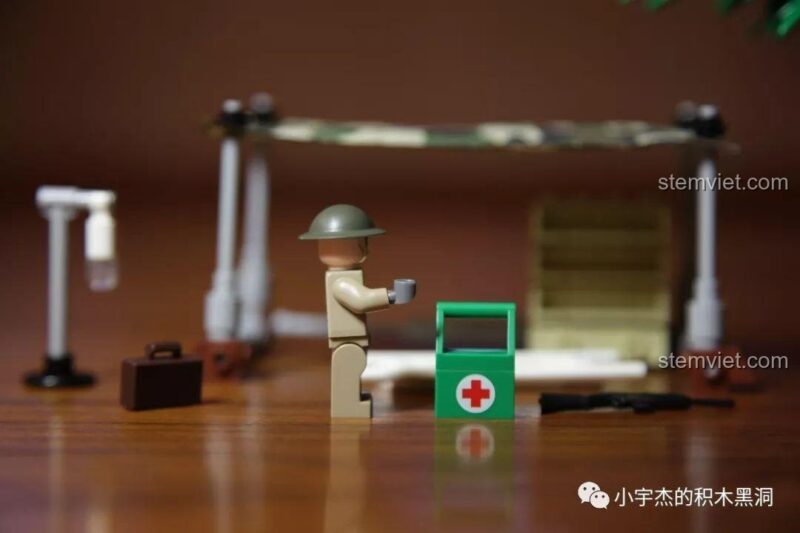 Minifigure lính Anh đang cầm một chiếc cốc bên cạnh hòm cứu thương trong bộ đồ chơi SEMBO 101105.