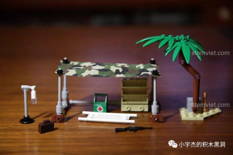 Mô hình Trại lính dã chiến SEMBO 101105 sau khi lắp ráp hoàn chỉnh, với lều vải, cáng cứu thương, hòm đồ và cây dừa.